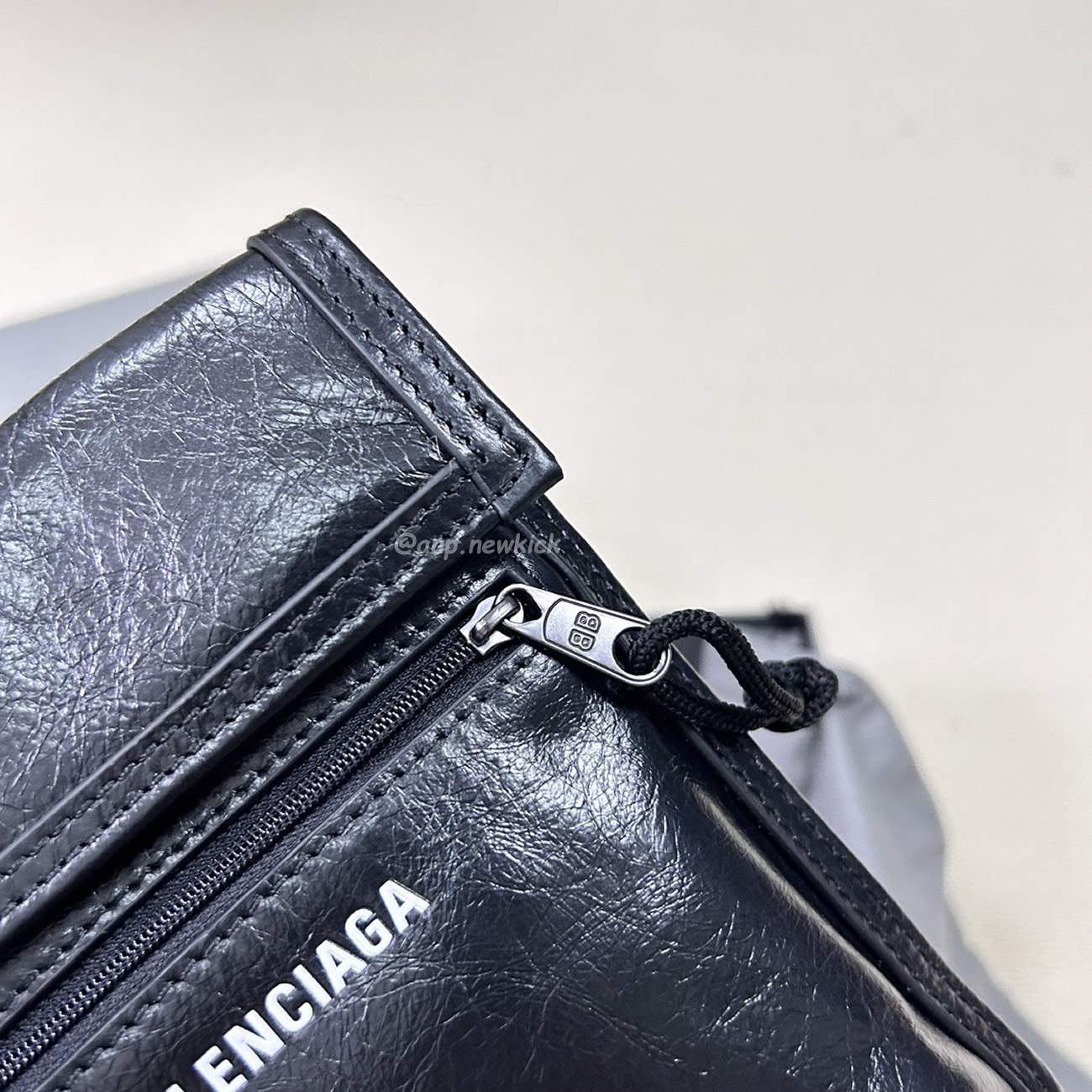 Balenciaga Explorer Arena Cracked Leather Messenger Bag Black (16) - newkick.vip